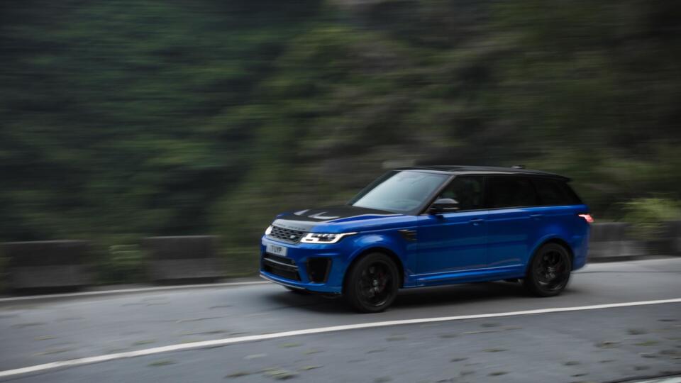 Rozdiel medzi Ferrari 458 Italia a Range Rover Sport SVR bol nezanedbateľných 41 sekúnd!