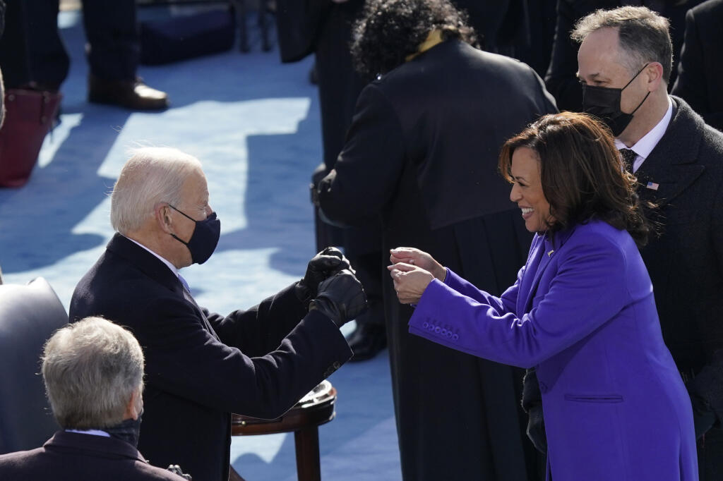 Joe Biden gratuluje americkej viceprezidentke Kamale Harrisovej po jej zložení prísahy.