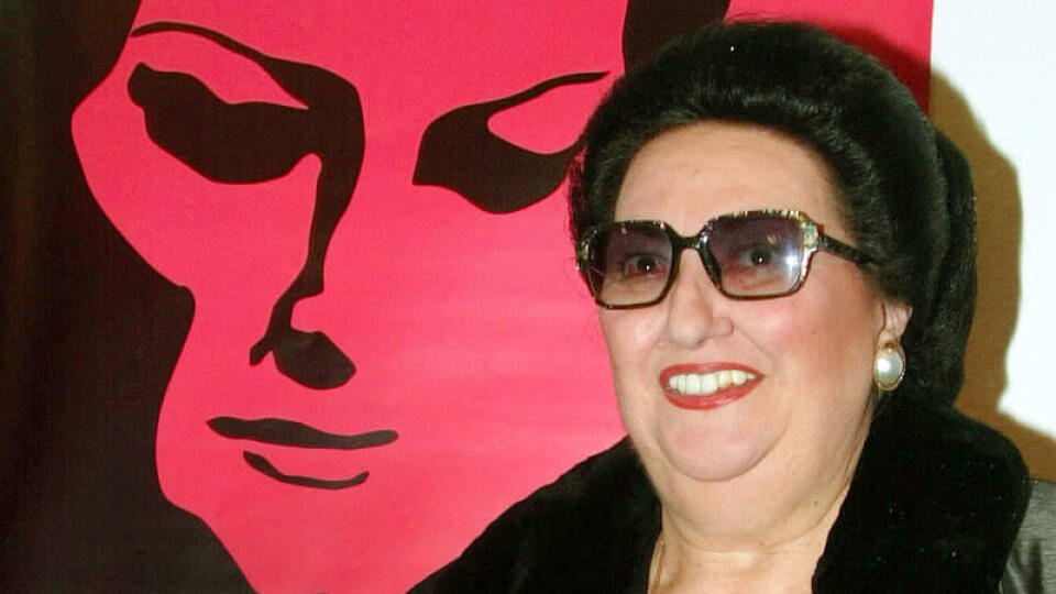 Na archívnej snímke z 21. januára 2003  španielska operná diva Montserrat Caballé pózuje vedľa plagátu s nápisom "Caballe Beyond Music".