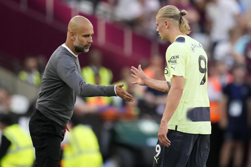 PK 76 Londýn - Na snímke sprava Erling Haaland z Manchestru City a tréner Pep Guardiola si podávajú ruky v zápase úvodného kola anglickej Premier League West Ham United - Manchester City v Londýne 7. augusta 2022. FOTO TASR/AP
Manchester City's Erling Haaland, right, shake hands with Manchester City's head coach Pep Guardiola during their English Premier League soccer match between West Ham United and Manchester City at the London Stadium in London, England, Sunday, Aug. 7, 2022. (AP Photo/Fran