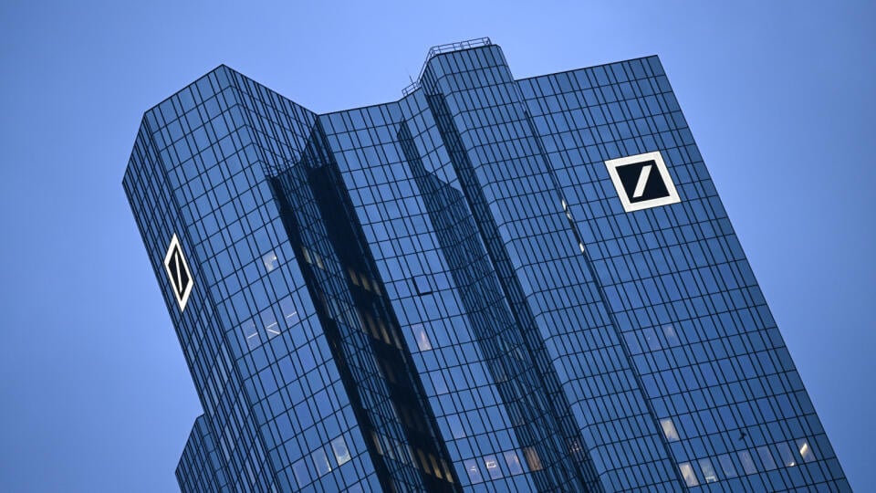 KK23 Francfort-sur-le-main - la photo montre le logo de la banque allemande Deutsche Bank sur le bâtiment du siège à Francfort-sur-le-main le 1er février 2024. La banque allemande Deutsche Bank a annoncé une baisse de ses bénéfices au dernier trimestre de l'année dernière de près d'un troisième.  La raison en est les coûts élevés de restructuration et autres dépenses ponctuelles, qui ont dépassé la croissance des ventes.  PHOTO TASR/DPA 01/02/2024, Hessen, Francfort-sur-le-main : le logo der Deutschen Bank leuchtet am Morgen an der Fassade der Unternehmenszentrale.  La Deutsche Bank h