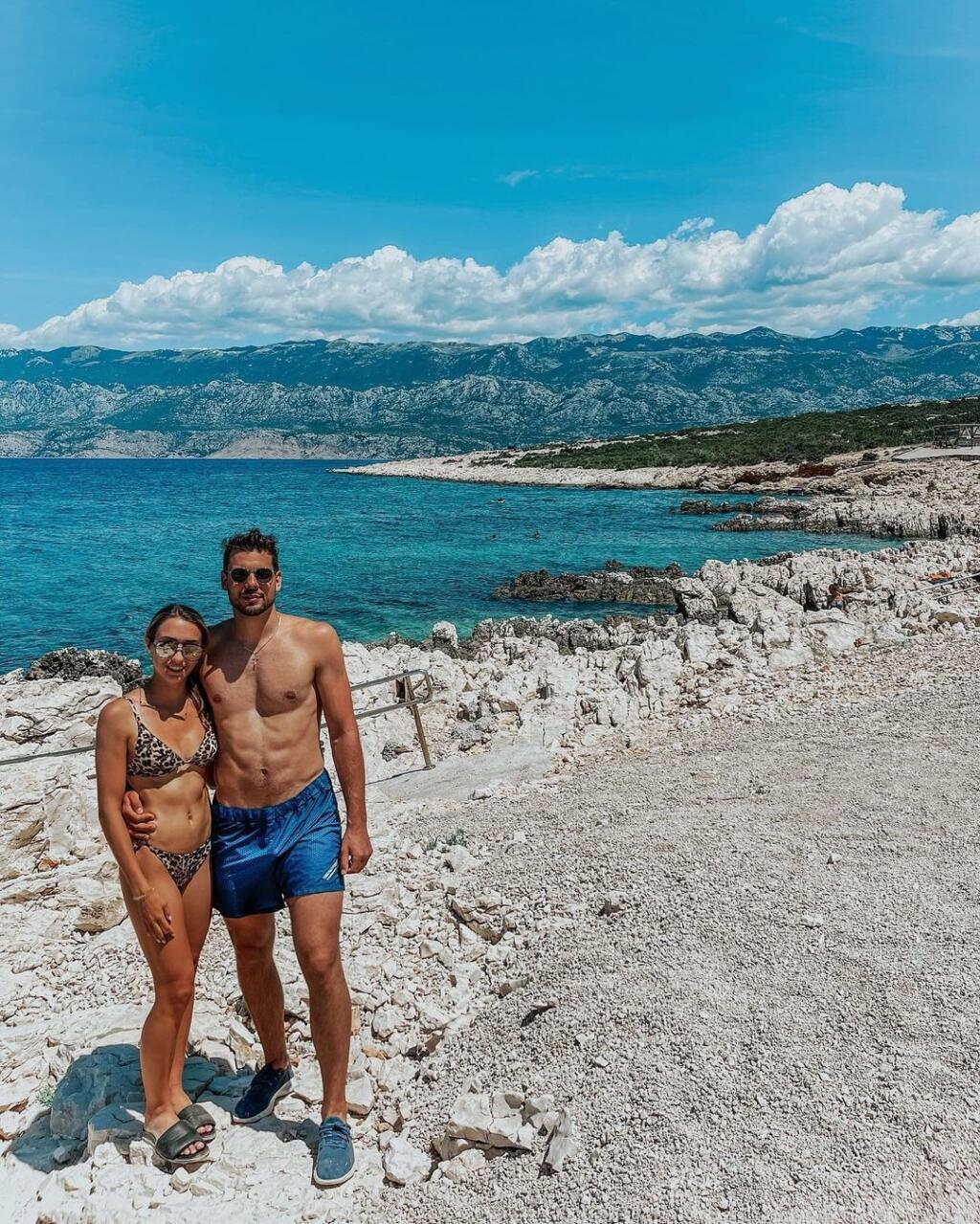 Hokejový brankár Adam Húska s priateľkou si okrem koncertu a párty užili aj nádherné chorvátske pláže.