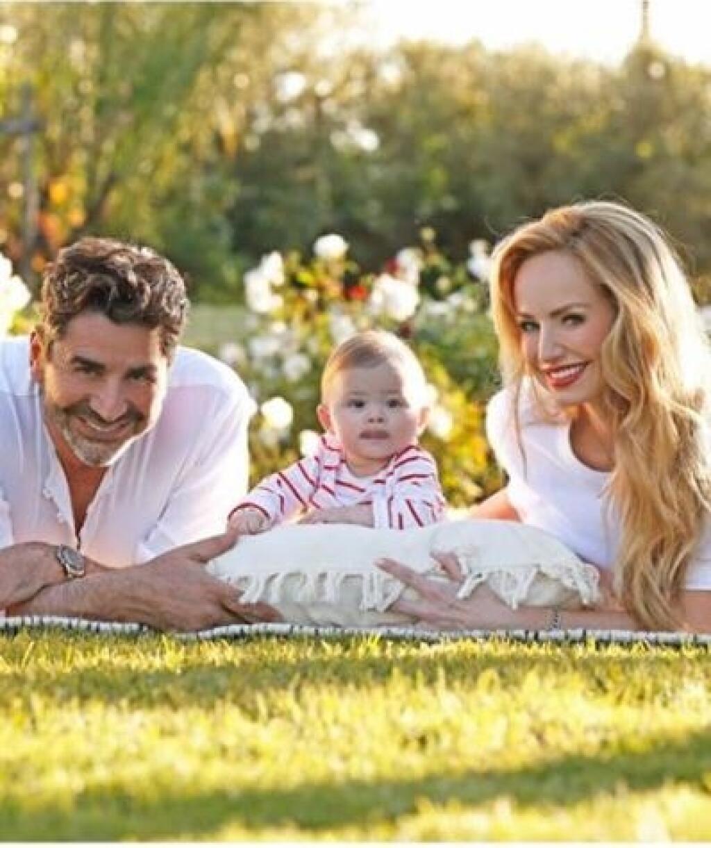 Adriana s manželom Aramom majú dcéru Ninu.