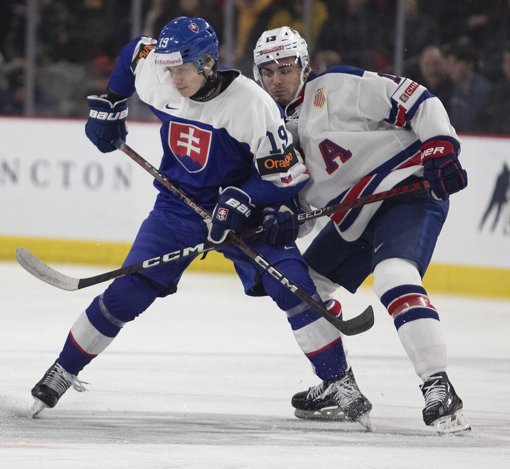WA 55 Moncton - Slovenský hokejista Samuel Honzek (vľavo) a hráč USA Tyler Boucher bojujú o puk v zápase základnej B-skupiny Slovensko - USA na MS hráčov do 20 rokov v kanadskom Monctone v stredu 28. decembra 2022. FOTO TASR/AP
Slovakia's Samuel Honzek, left, and United States' Tyler Boucher fight for position during the first period of an IIHF World Junior Hockey Championship hockey game in Moncton, New Brunswick on Wednesday, Dec. 28, 2022. (Ron Ward/The Canadian Press via AP)