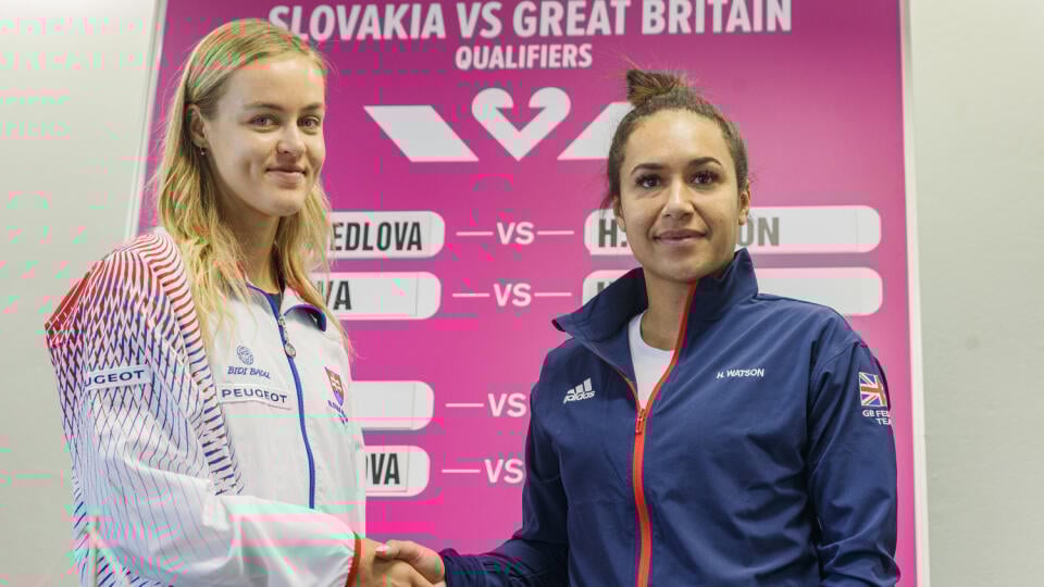 Na snímke Anna Karolína Schmiedlová a Heather Watson počas žrebu zápasov Fed Cupového stretnutia medzi Slovenskom a Veľkou Britániou o postup na finálový turnaj v Budapešti.