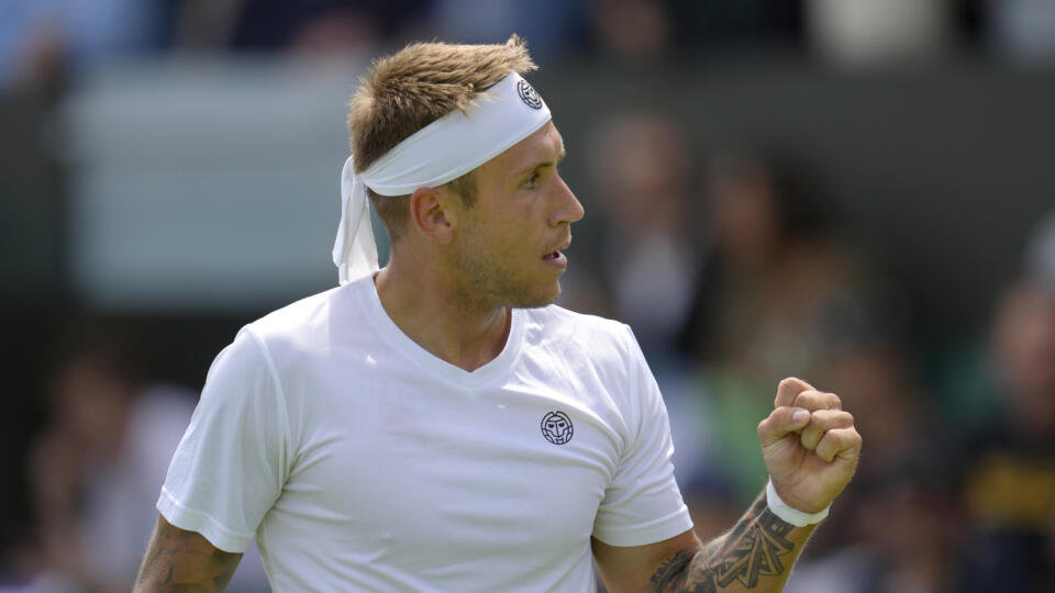 PK 27 Londýn - Slovenský tenista Alex Molčan sa teší po víťaznom údere počas zápasu proti Španielovi Pedrovi Martinezovi v 1.kole dvojhry mužov na grandslamovom tenisovom turnaji Wimbledon v Londýne 28. júna 2022. Alexovi Molčanovi vyšla premiéra v hlavnej súťaži na grandslamovom turnaji vo Wimbledone. V úvodnom kole zdolal na tráve All England Clubu Španiela Pedra Martineza 4:6, 6:4, 6:4, 6:1. FOTO TASR/AP
Slovakia's Alex Molcan celebrates winning a point against Spain's Pedro Martinez during