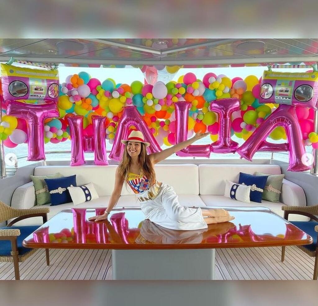 Thalía oslávila 50 rokov, ale vyzerá skôr ako sladká tridsiatnička.