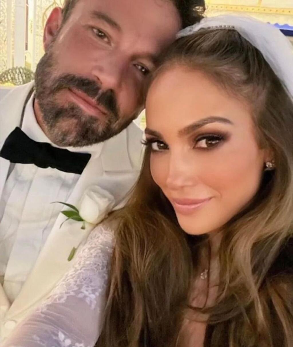 Speváčka Jennifer Lopez (53) šokovala fanúšikov a zverejnila doteraz nevidené fotografie zo svadby. V auguste 2022 sa vydala za herca Bena Afflecka a hoci si svoje súkromie dvojica stráži, na Instagrame sa podelila s unikátnymi snímkami jej hviezdnej svadby.