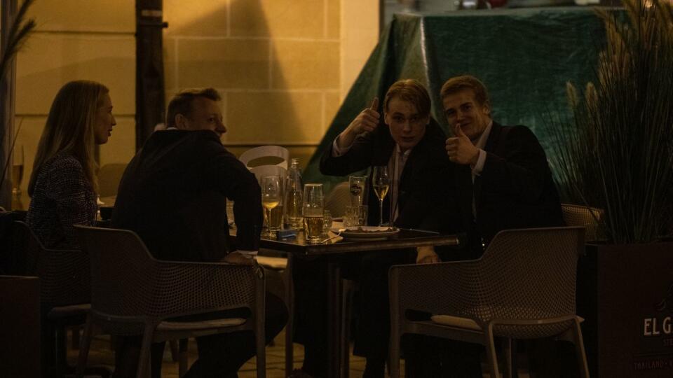 Začali na ľade, potom v uliciach hlavného mesta! Hokejisti Fínska sa stali majstrami sveta, keď vo finále MS zdolali Kanadu 3:1 a vypukli oslavy. Tie odštartovali okamžite po triumfe, pokračovali do skorého rána v Starom meste a Šport24.sk bol pri tom.
