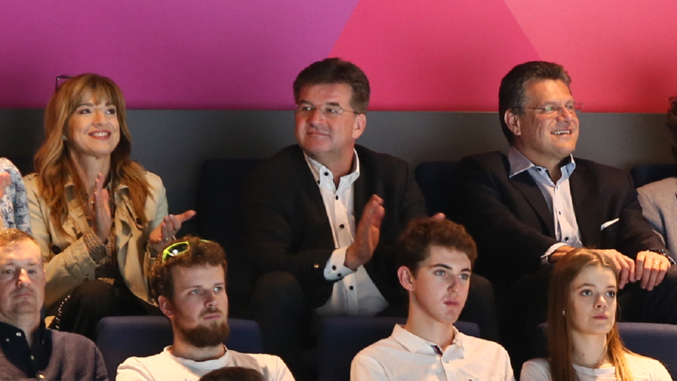 A na tribúne sa objavil aj neúspešný kandidát na prezidenta Slovenska Maroš Šefčovič.