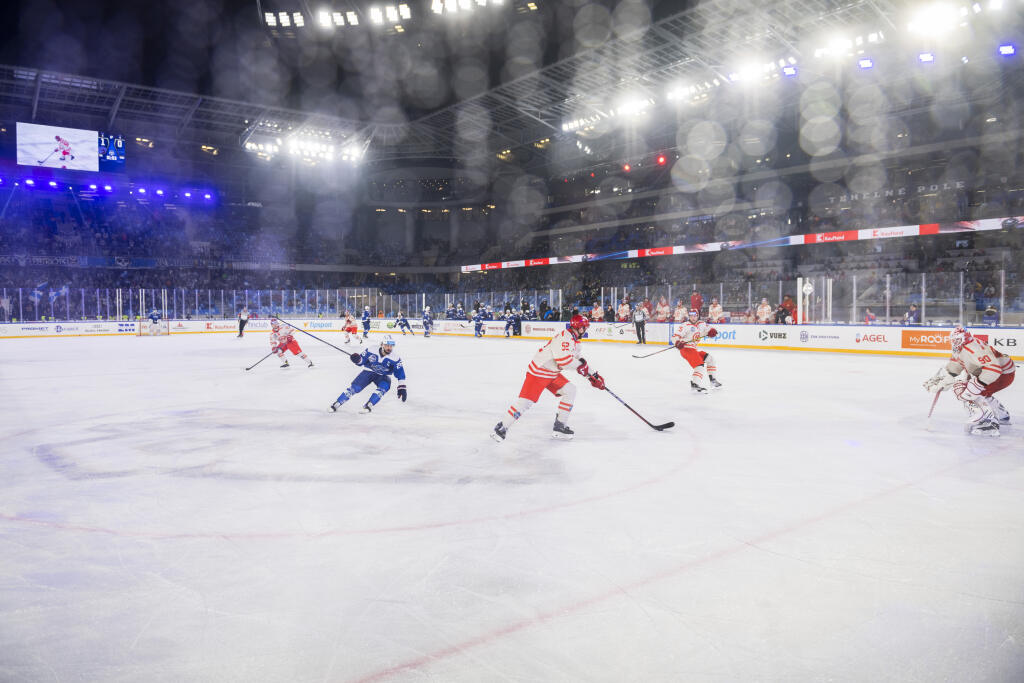 Na snímke hokejisti počas zápasu na hokejovom podujatí Kaufland Winter Games HC Oceláři Třinec - HC Kometa Brno pod holým nebom na ploche Národného futbalového štadióna v Bratislave 13. januára 2023. F