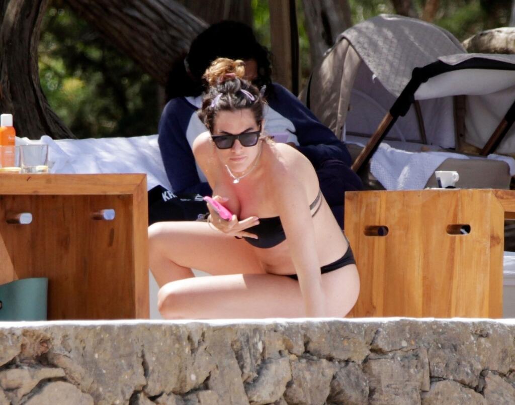 Francesca si s dvojmesačnou dcérkou vyšla na Ibizu a, ako inak, paparazzi fotografov mala v pätách. Dávala si pozor, aby neukázala niečo, čo nemala a predviedla tuhý boj s vlastnými prsami.