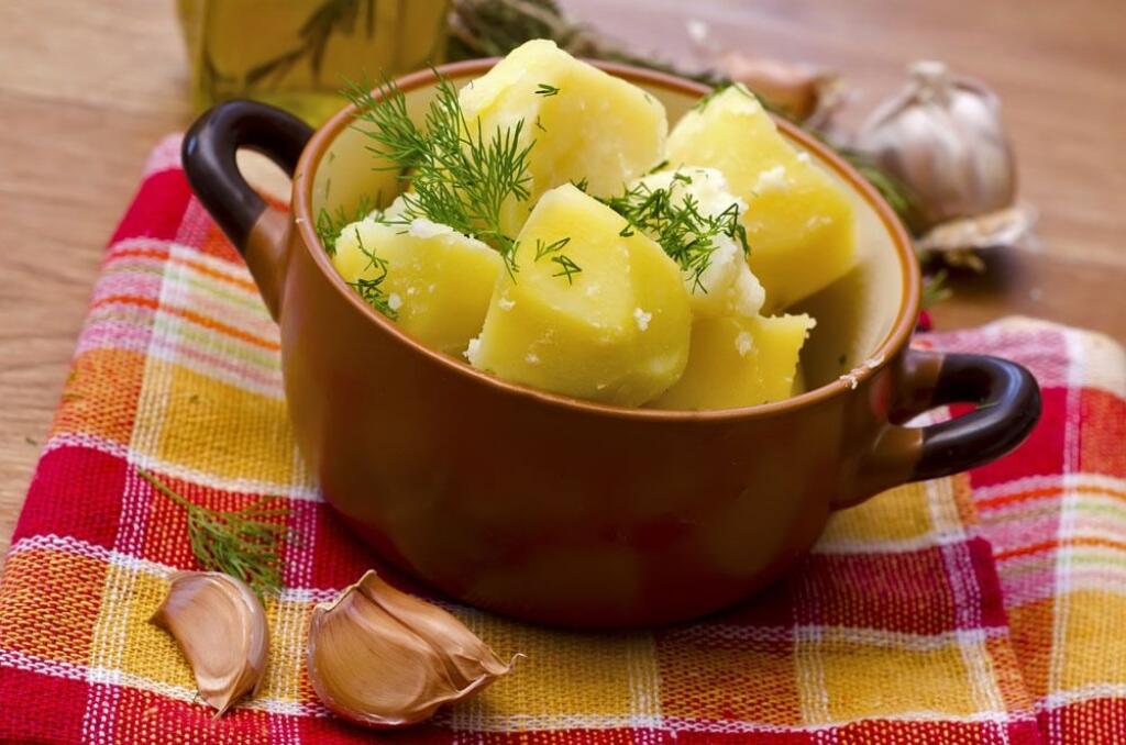 Картошка с водой в кастрюле. Картофель в кастрюле. Картошка отварная в кастрюле. Отварить картофель. Картофель в кастрюле с водой.