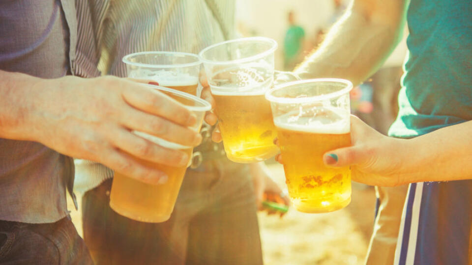 Teoreticky je zábavné predstaviť si potácajúceho psíka, ktorý si trochu odpil z piva, ale pozor! Nedokážu v tele spracovať alkohol tak, ako ľudia. Pivo, víno, alebo tvrdý alkohol môže psom veľmi ublížiť, dokonca spôsobiť aj smrť.