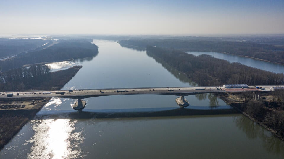 Na snímke nový Lužný most cez rieku Dunaj, ktorý je súčasťou obchvatu Bratislavy a diaľnice D4. Prechod cez Dunaj v rámci D4 zahŕňa štyri navzájom spojené mosty. Ide o tzv. Západné predmostie premosťujúce Jarovecké rameno, most cez Kajakársku dráhu, most cez Dunaj a tzv. Východné predmostie, ktoré premosťuje aj Biskupické rameno. Projekt bratislavského nultého obchvatu zahŕňa stavbu 27 kilometrov dlhého diaľničného úseku D4 medzi Jarovcami a Račou a približne 32 kilometrov dlhého úseku rýchlostn