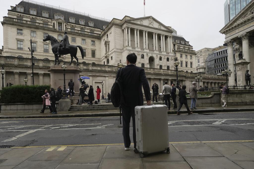 WA 39 archív Londýn - Na archívnej snímke z 3. novembra 2022 muž stojí s kufrom pred britskou centrálnou bankou v Londýne. Rast spotrebiteľských cien v Británii sa v októbri zrýchlil a dosiahol najväčšie tempo za 41 rokov. Nahor ju vytlačili ceny plynu a elektriny. A tiež ceny potravín a nealkoholických nápojov, ktoré v októbri rástli najrýchlejším tempom od roku 1977, uviedol štatistický úrad ONS. To podporí požiadavky, aby vláda urobila viac na zmiernenie krízy životných nákladov v krajine, ke