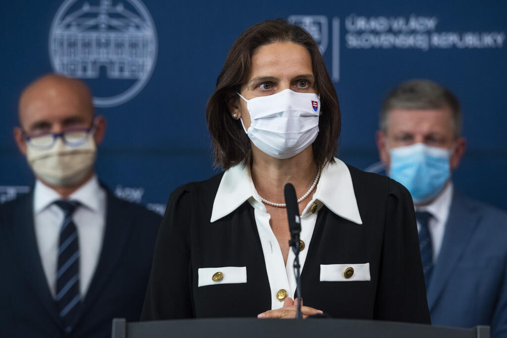 Na snímke zľava minister školstva, vedy, výskumu a športu SR Branislav Gröhling (SAS), ministerka spravodlivosti SR Mária Kolíková a minister zdravotníctva SR Vladimír Lengvarský (nominant OĽaNO) počas tlačovej konferencie k plánu obnovy a reformnej jeseni v Bratislave 4. októbra 2021. FOTO TASR - Jaroslav Novák