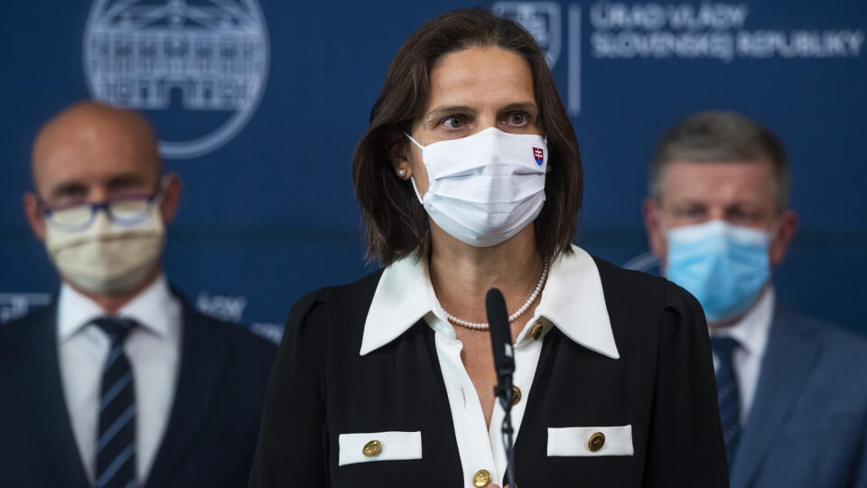 Na snímke zľava minister školstva, vedy, výskumu a športu SR Branislav Gröhling (SAS), ministerka spravodlivosti SR Mária Kolíková a minister zdravotníctva SR Vladimír Lengvarský (nominant OĽaNO) počas tlačovej konferencie k plánu obnovy a reformnej jeseni v Bratislave 4. októbra 2021. FOTO TASR - Jaroslav Novák