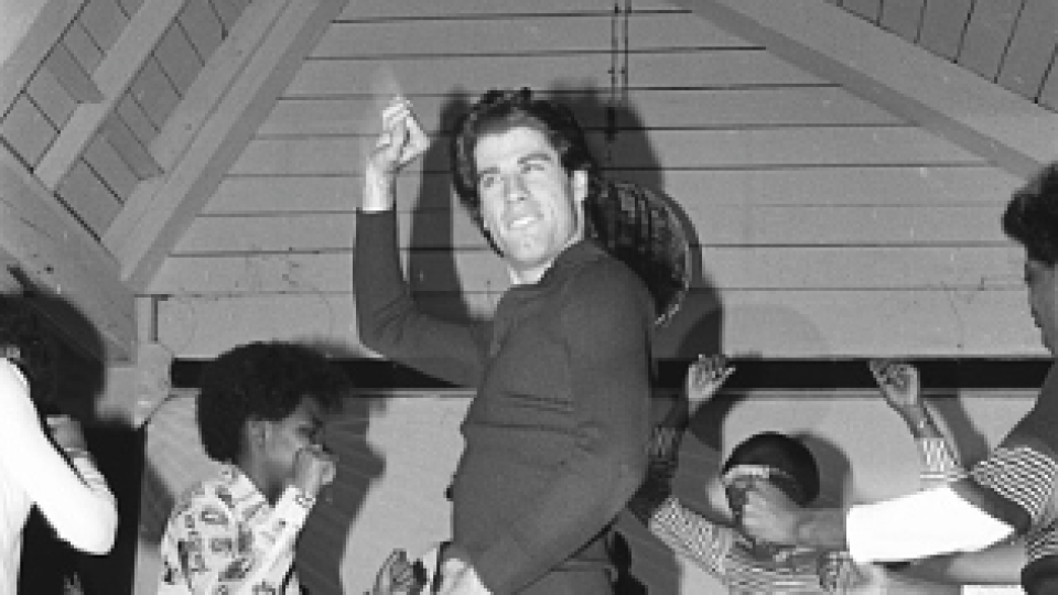 John Travolta v plnom prúde na párty, v roku 1977.