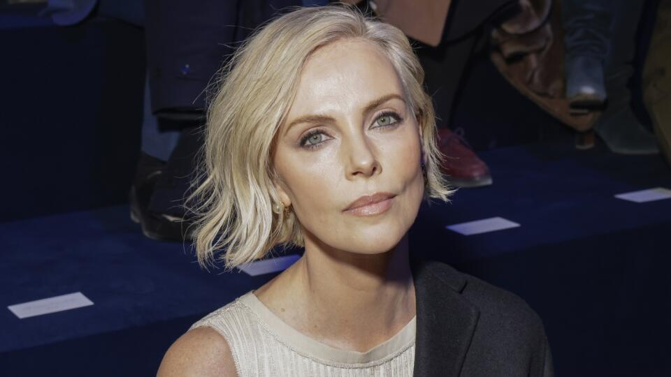 Na snímke juhoafrická oscarová filmová herečka Charlize Theronová prichádza na módnu prehliadku francúzskej značky Christian Dior pre sezónu jeseň/zima 2023 - 2024 v Paríži 28. februára 2023. FOTO TASR/AP