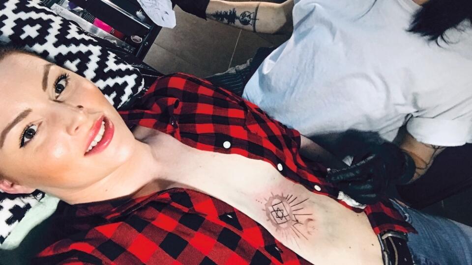 „Ako posledné mi pribudlo tetovanie medzi prsami – srdcová čakra.“ Ide o techniku „handpoke“, čo je tetovanie robené len rukou a ihlou.