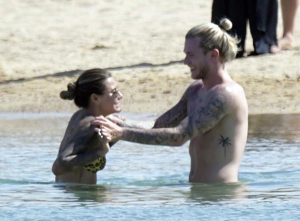 Paparazzi fotografi viackrát striehli na Kariusa na dovolenke. Takto si kedysi užíval s bývalou priateľkou Sofiou. Ich vzťahu však je koniec.