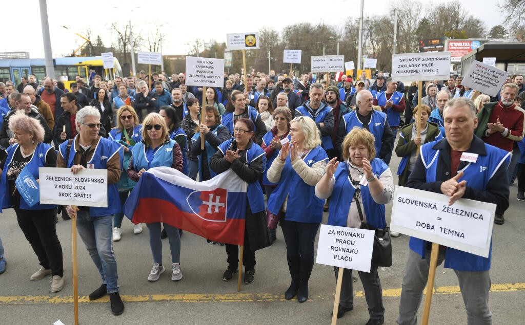 Na snímke nespokojní železničiari a železničiarky počas verejného zhromaždenie na podporu železničného sektora na železničnej stanici v Košiciach 5. marca 2024. FOTO TASR – František Iván