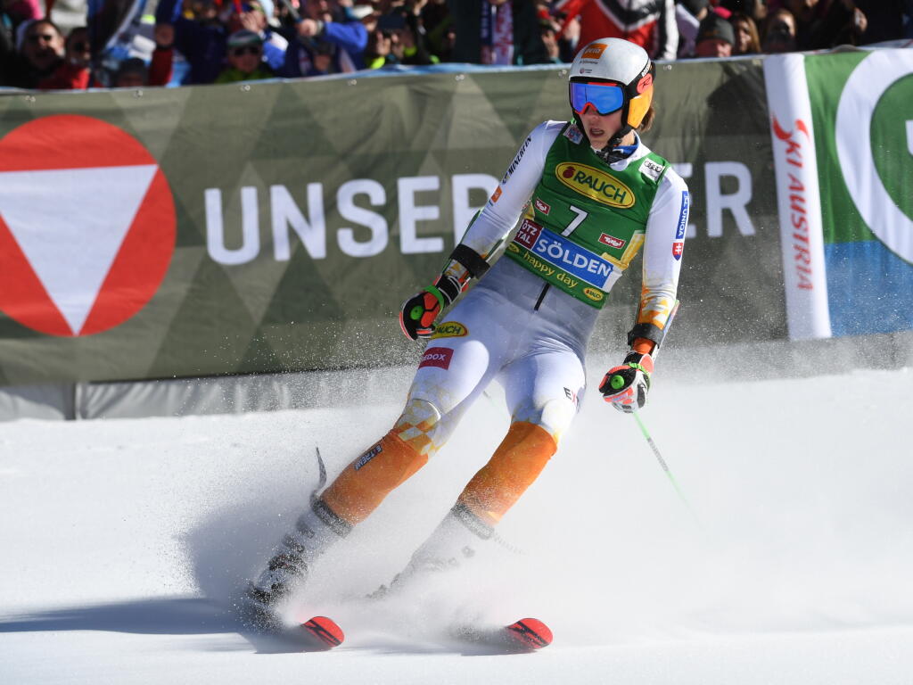 Slovenka Petra Vlhová reaguje v cieli druhého kola obrovského slalomu Svetového pohára alpských lyžiarok na ľadovci Rettenbach v rakúskom Söldene v sobotu 23. októbra 2021. FOTO TASR - Martin Baumann