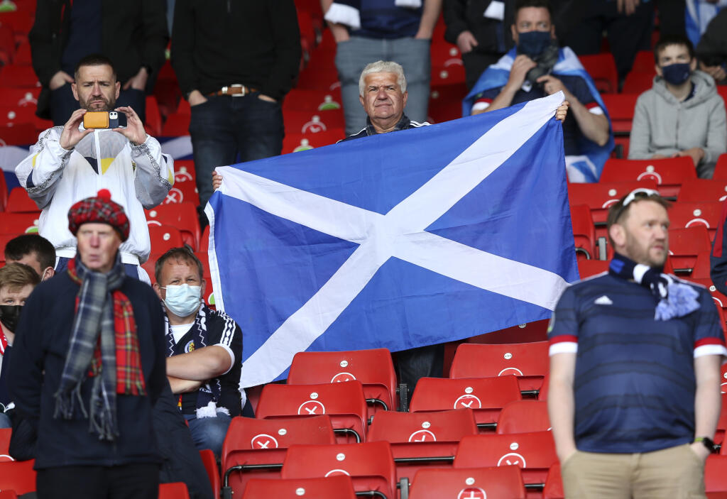 KK25 Glasgow - Fanúšikovia čakajú na začiatok zápasu základnej D-skupiny Škótsko - Česká republika na ME vo futbale 14. júna 2021 v Glasgowe. FOTO TASR/AP
Fans wait for the start of the Euro 2020 soccer championship group D match between Scotland and the Czech Republic at Hampden Park in Glasgow, Scotland, Monday, June 14, 2021. (AP Photo/Robert Perry, Pool)