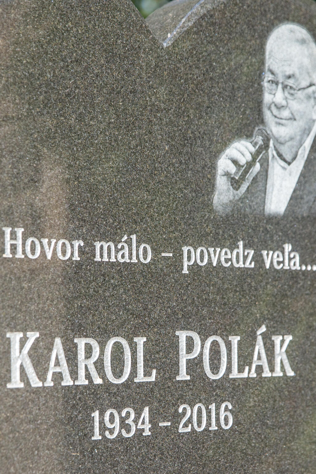 V Slávičom údolí je pochovaný aj slávny komentátor Karol Polák.