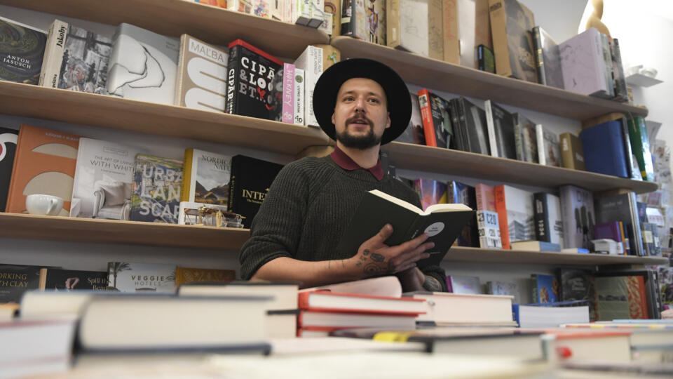 Na snímke čítanie v kníhkupectve Artforum v Košiciach 21. septembra 2022 v rámci 14. ročníka Noci literatúry. Číta Tomáš Straka z knihy Odkiaľ si bosnianskeho spisovateľa píšuceho po nemecky Sašu Stanišiča. FOTO TASR - František Iván