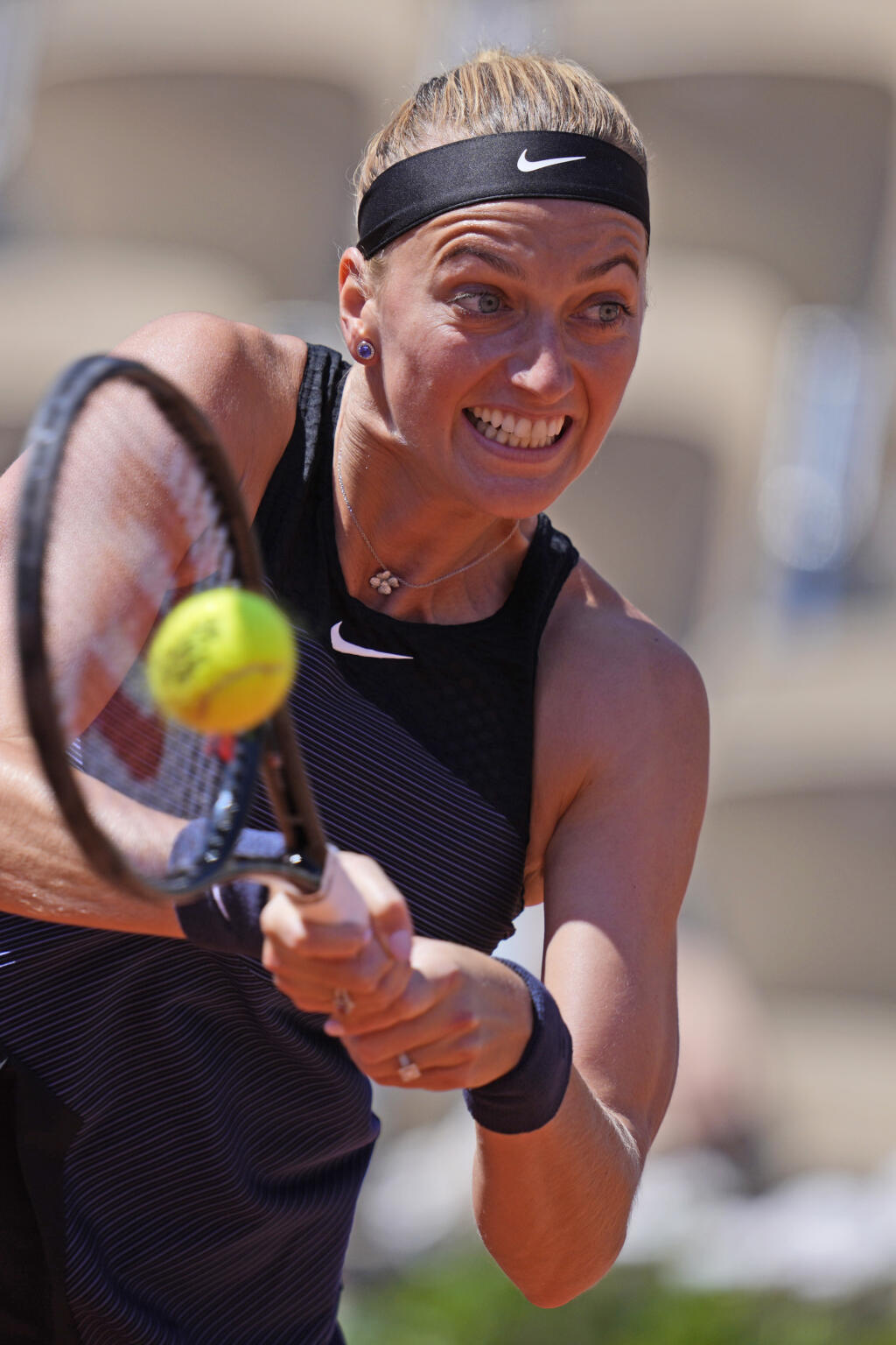 Česká tenistka Petra Kvitová odvracia loptičku Belgičanke Greet Minnenovej v 1. kole dvojhry na grandslamovom turnaji Roland Garros v Paríži 30. mája 2021.