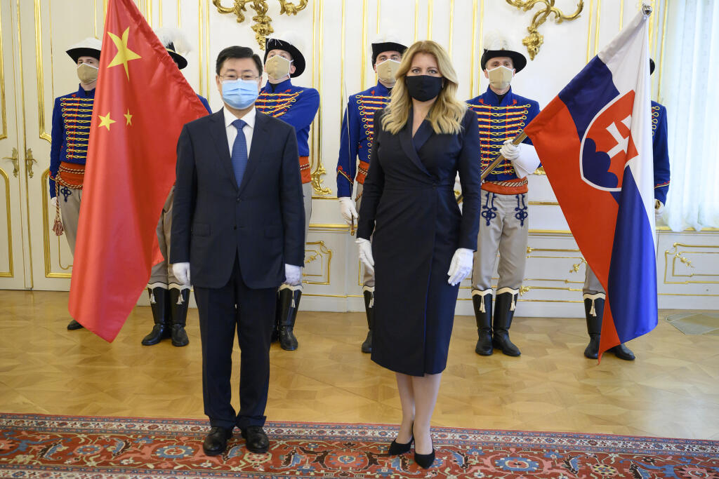 Na snímke vpravo prezidentka SR Zuzana Čaputová počas nástupnej audiencie mimoriadneho a splnomocneného veľvyslanca Čínskej ľudovej republiky Lijie Suna (vľavo) 10. júna 2020 v Bratislave. FOTO TASR - Pavel Neubauer