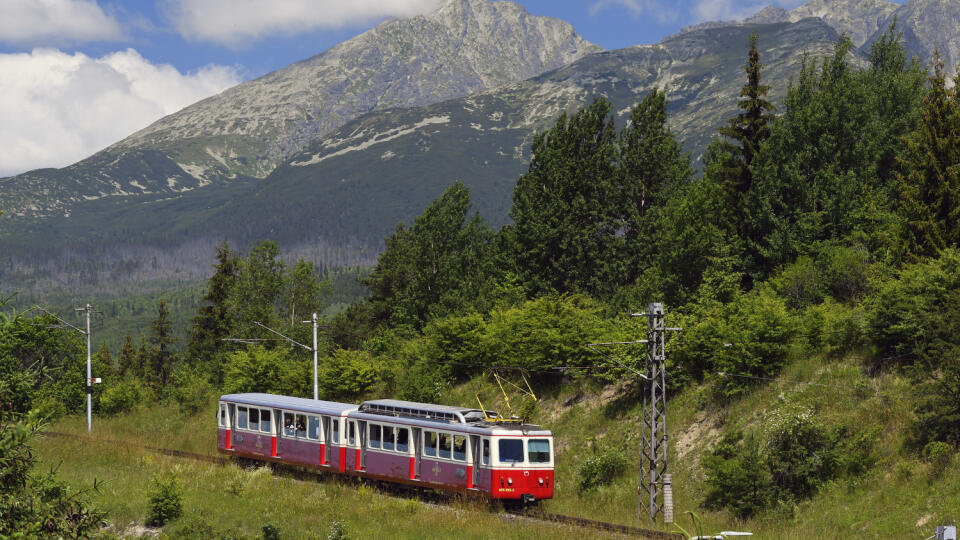 Posledné jazdy zubačky zo Štrby na Štrbské Pleso pred rekonštrukciou ozubnicovej trati sa konali v nedeľu 5. júla 2020. Od 6. júla 2020 sa začne s rekonštrukčnými prácami. Dopravu cestujúci počas sedemmesačnej výluky zabezpečí Železničná spoločnosť Slovensko (ZSSK) klasickými autobusmi. Na snímke zubačka na trati, v pozadí Kriváň. Štrba 5. júla 2020. FOTO TASR - Milan Kapusta