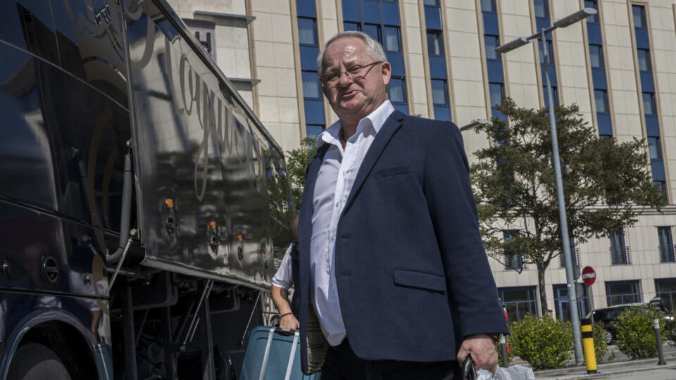 Slovenska hokejova reprezentacia priletela do Viedne po vypadnuti po zakadnej casti Majstrovstiev sveta v ladovom hokeji v nemeckom Koline. Na snimke Julius Supler.