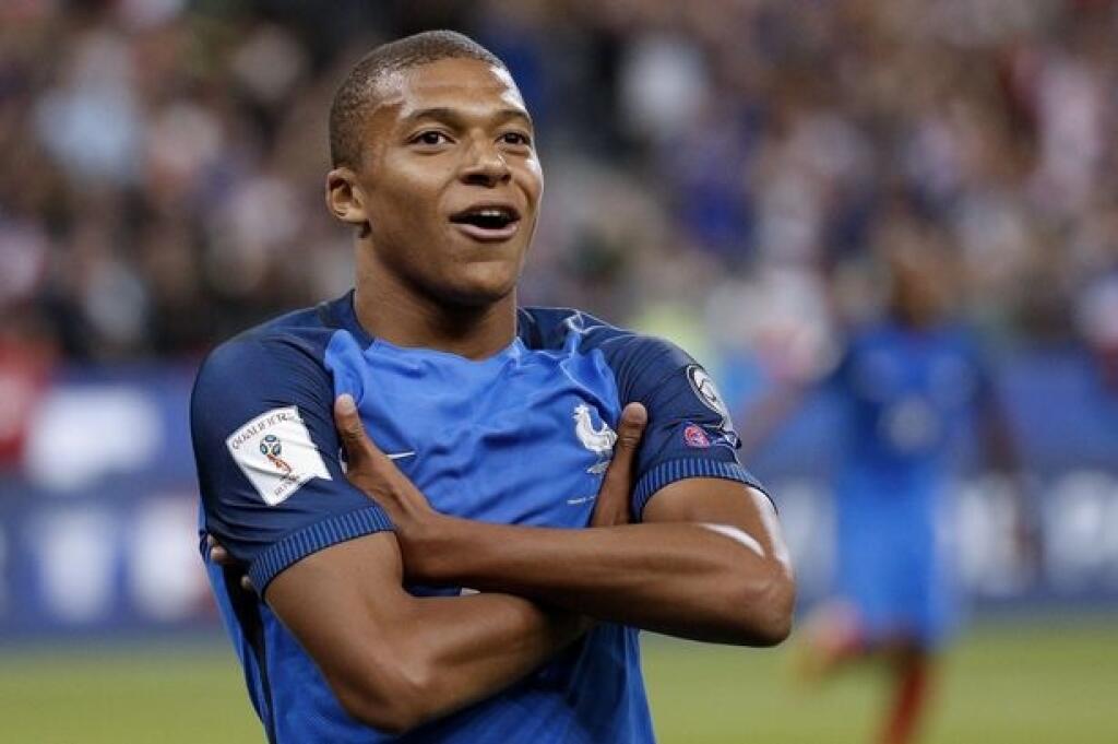 Kylian Mbappe sa stal francúzskym Futbalistom roka. Útočník Paríža St. Germain triumfoval v ankete magazínu France Football pred svojimi spoluhráčmi z tímu majstrov sveta - obrancom Raphaelom Varanom z Realu Madrid a kanonierom Atletica Madrid Antoineom Griezmannom.