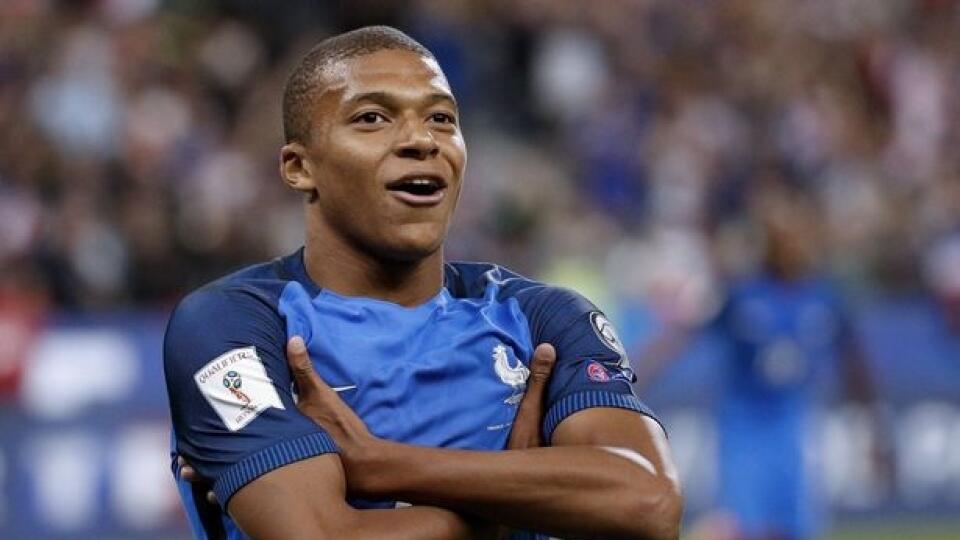 Kylian Mbappe sa stal francúzskym Futbalistom roka. Útočník Paríža St. Germain triumfoval v ankete magazínu France Football pred svojimi spoluhráčmi z tímu majstrov sveta - obrancom Raphaelom Varanom z Realu Madrid a kanonierom Atletica Madrid Antoineom Griezmannom.