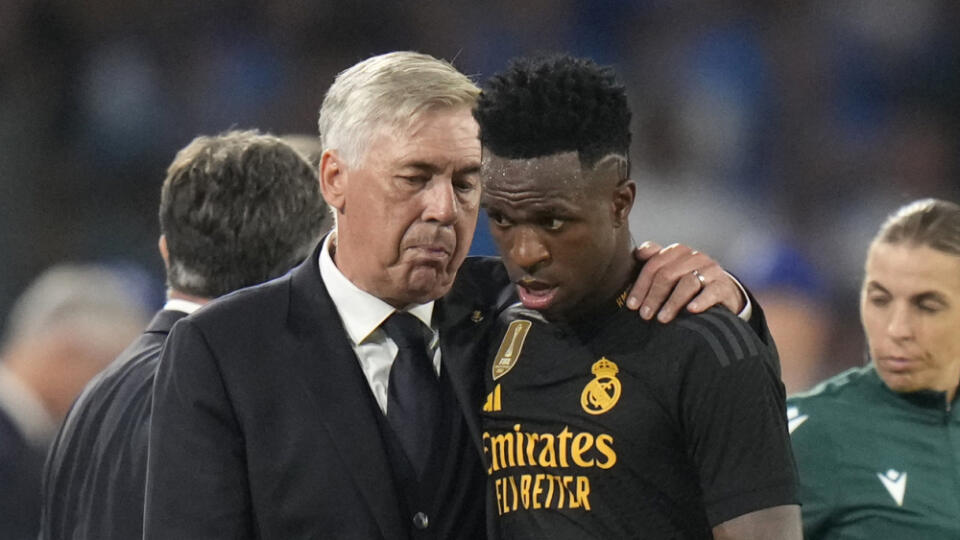 WA 23 Neapol - Tréner Realu Madrid Carlo Ancelotti  a jeho zverenec Vinicius Junior sa objímajú počas zápasu 2. kola C-skupiny Ligy majstrov vo futbale SSC Neapol - Real Madrid v Neapole 3. októbra 2023. FOTO TASR/AP

Real Madrid's head coach Carlo Ancelotti, left, talks to Real Madrid's Vinicius Junior during the Champions League group C soccer match between Napoli and Real Madrid at the Diego Armando Maradona stadium in Naples, Italy, Tuesday, Oct. 3, 2023. (AP Photo/Alessandra Tarantino)