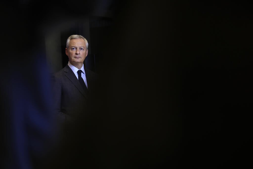 WA 19 Paríž - Francúzsky minister financií Bruno le Maire počúva počas brífingu po stretnutí so svojím  nemeckým rezortným kolegom Christianom Lindnerom v Paríži vo štvrtok 24. novembra 2022. FOTO TASR/AP 

French Finance Minister Bruno le Maire attends a press brief after a meeting with German Finance Minister Christian Lindner, amid global economic pressures, notably linked to the Ukraine war, in Paris, Thursday, Nov. 24, 2022. Their meeting comes as European officials are discussing a cap on 