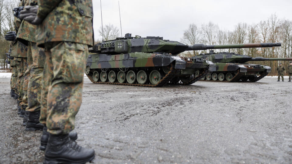 KK40 Pfreimd - Nové tanky Leopard 2 A7V nemeckej armády stoja v areáli kasární počas slávnostného odovzdania 104. tankového práporu v nemeckom Pfreimde 3. februára 2023. FOTO TASR/AP
New Leopard 2 A7V tanks from the German Army stand on the barracks grounds during the ceremonial handover for Tank Battalion 104 in Pfreimd, Germany, Friday, Feb. 3, 2023. Tank Battalion 104 will gradually be equipped with Leopard 2 A7V main battle tanks over the coming months. The suffix 2 A7V refers to the 7th dev