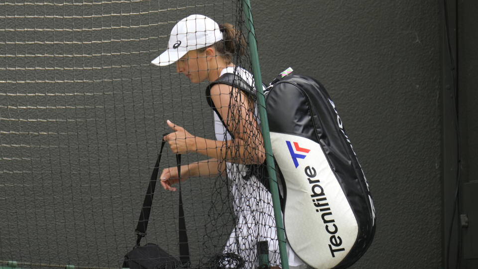 PK 70 Londýn - Poľská tenistka Iga Swiateková opúšťa kurt po prehre s Francúzkou Alize Cornetovou v 3. kole ženskej dvojhry na grandslamovom tenisovom turnaji Wimbledon v Londýne 2. júla 2022. Cornetová sa postarala o najväčšiu senzáciu tohtoročného Wimbledonu. V 3. kole dvojhry vyradila najvyššie nasadenú Poľku Igu Swiatekovú 6:4, 6:2 a ukončila jej 37-zápasovú víťaznú sériu. Svetová jednotka prehrala prvýkrát od februára. FOTO TASR/AP
Poland's Iga Swiatek leaves the court after losing to Fran