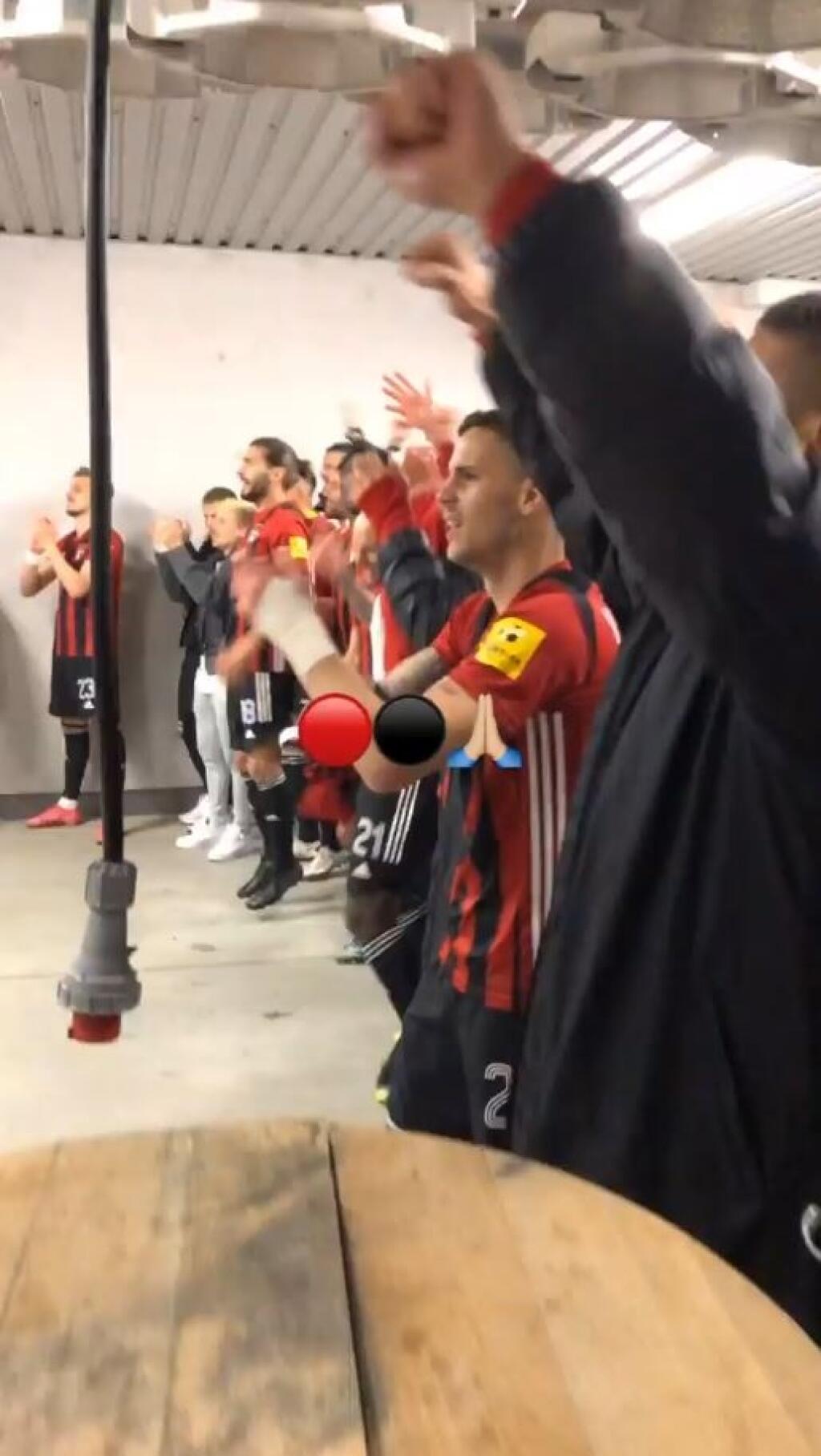 Hoci fanúšikovia sa na tribúny nedostali, ani to nebránilo im a hráčom v pozápasovej ďakovačke.