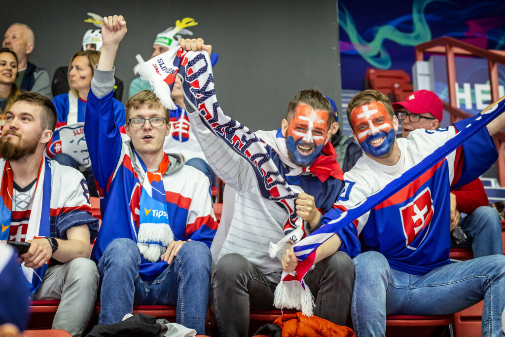 Na snímke sú slovenskí fanúšikovia počas štvrtého zápasu základnej skupiny MS 2022 v Helsinkách, v ktorom nastúpili slovenskí hokejisti proti Švajčiarsku.