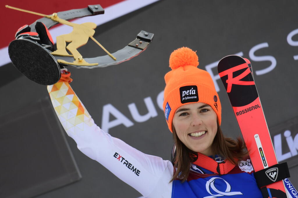 Na snímke slovenská lyžiarka Pera Vlhová oslavuje na pódiu víťazstvo v slalome žien Setového pohára v alpskom lyžovaní v rakúskom Lienzi v stredu 29. decembra 2021.
