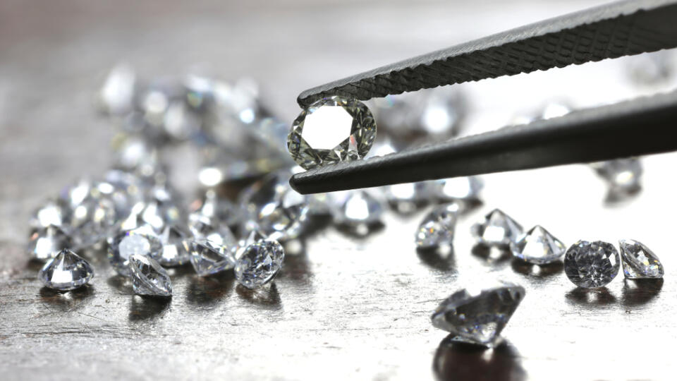 Brilliant,Cut,Diamond,Held,By,Tweezers