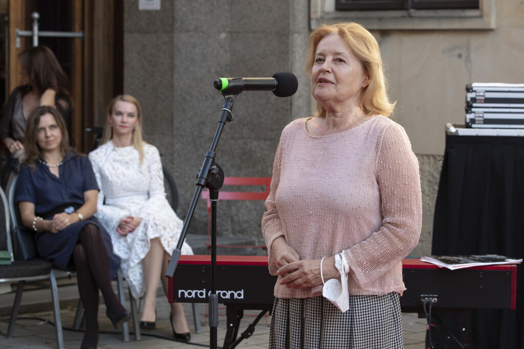 Slávnostné odhaľovanie pamätných dlaždíc na filmovom chodníku slávy na Laurinskej ulici v Bratislave na počesť Milana Lasicu a Júliusa Satinského. Na snímke je Magda Vášáryová.