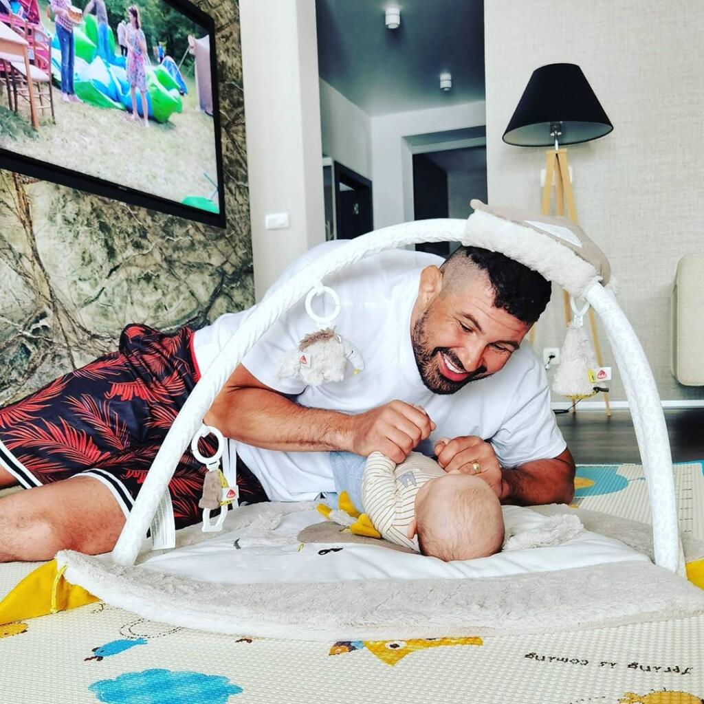 Attila Végh s manželkou Natáliou často odhalia Slovákom zábery zo súkromia a z bývania a ukazujú, ako a kde vychovávajú malého Attilku.