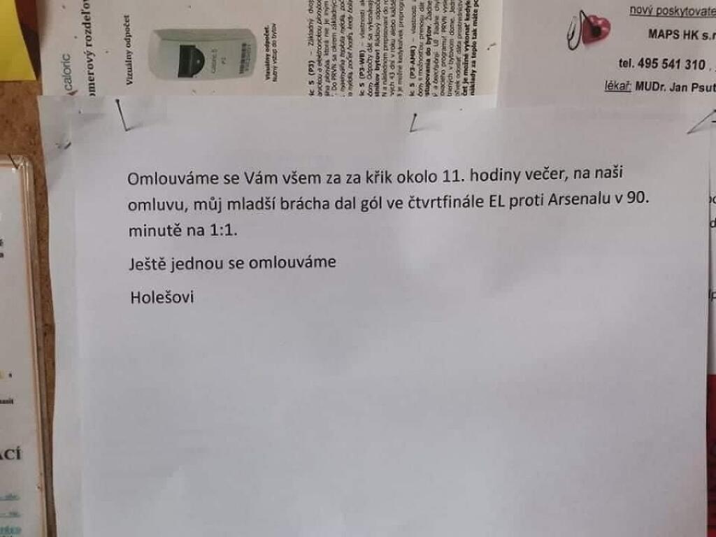 Holešov brat sa po góle Arsenalu ospravedlňoval susedom.