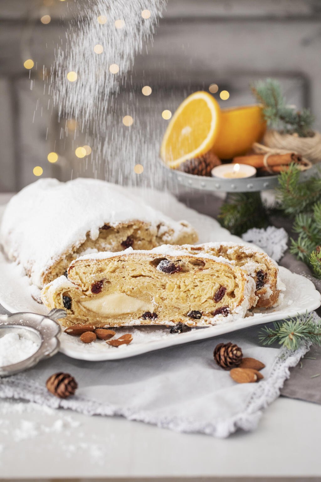 vianočná štóla s brusnicami a marcipánom, postup
recept:
2 KUSY, PRÍPRAVA 60 MINÚT, PEČENIE 30 MINÚT
• 100 g sušených brusníc • 100 g sušených hrozienok • 100 g mandlí • 80 ml rumu
• sušené droždie na 500 g múky • 200 ml vlažného mlieka • 500 g hladkej múky (možno kombinovať so špaldovou)
• 100 g kryštálového cukru • 175 g masla • 1 vajce • 2 žĺtky (alebo ešte 1 vajce)
• 1 lyžička soli • kôra z 1 citróna • kôra z 1 pomaranča • pol lyžičky mletej vanilky alebo