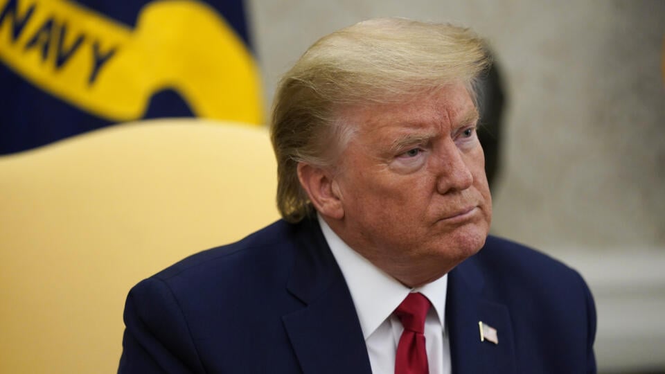 EBE 32 Washington - Na snímke americký prezident Donald Trump počas stretnutia ohľadne situácie s pandémiou nového koronavírusu v Bielom dome vo Washingtone 7. mája 2020. Trump vyzval na zahrnutie Číny do nových americko-ruských rozhovorov o kontrole zbrojenia. FOTO TASR/AP
President Donald Trump listens during a meeting about the coronavirus response with Gov. Greg Abbott, R-Texas, in the Oval Office of the White House, Thursday, May 7, 2020, in Washington. (AP Photo/Evan Vucci)